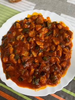Una foto de Magro con tomate