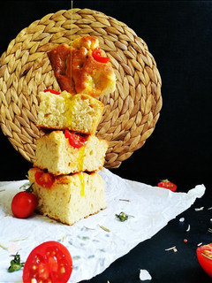 عکسی از دستور نان فوكاچيا با گوجه گيلاسی..