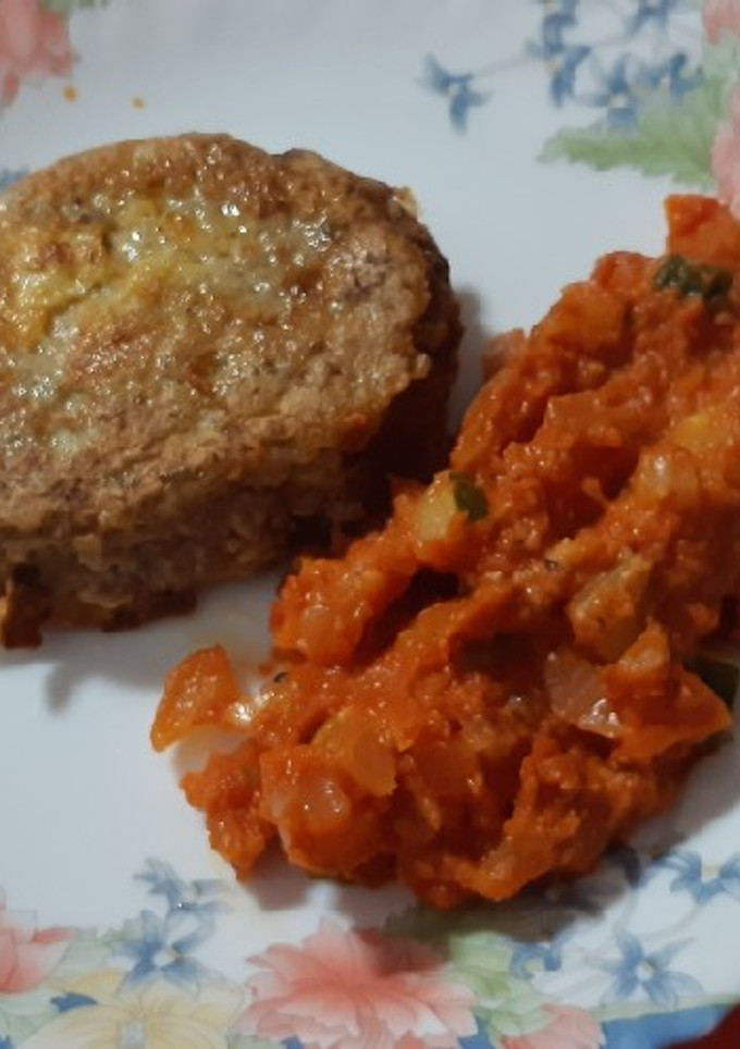 Una foto de Filetes rusos de la abuela con tomate y verduras