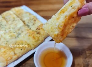 Foto resep Cheese Garlic Bread with Honey Dip (Roti Keju Bawang)