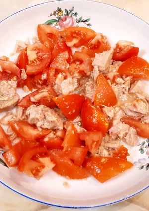 O poză a rețetei Salată de ton cu roșii.