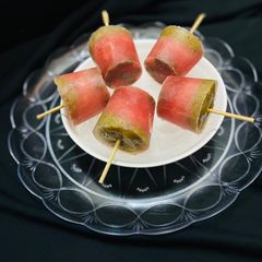 A picture of Watermelon and kiwi popsicles.