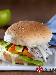 Φωτογραφία της συνταγής Burger με ψάρι ποσέ με άλειμμα από σως λεμονιού