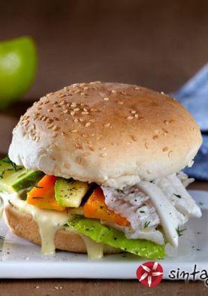 Φωτογραφία της συνταγής Burger με ψάρι ποσέ με άλειμμα από σως λεμονιού