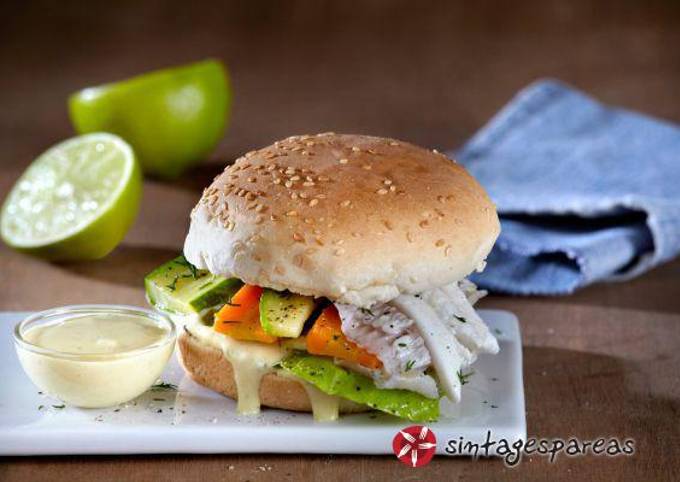 κύρια φωτογραφία συνταγής Burger με ψάρι ποσέ με άλειμμα από σως λεμονιού