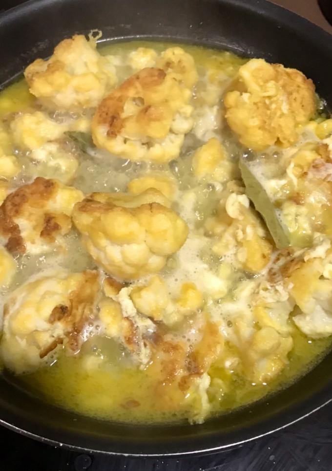 Una foto de Coliflor rebozada en salsa