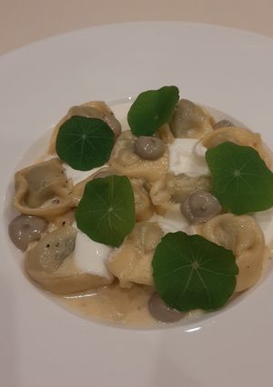 Zdjęcie przepisu Tortelloni z ricottą, wędzony majonez, wędzone masło.