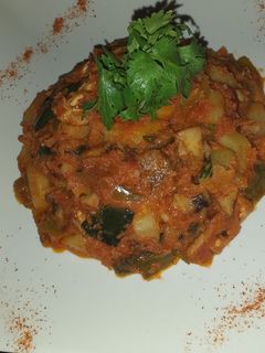 Una foto de Sofrito de carne y champiñón y verdura