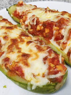 Una foto de Calabacines rellenos con sofrito de pollo