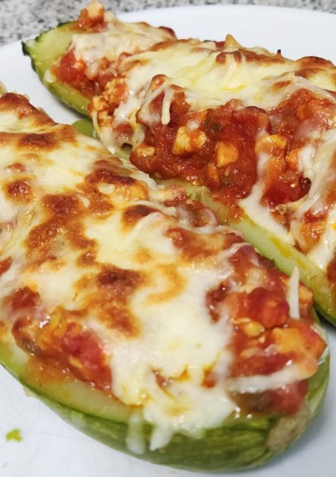 Una foto de Calabacines rellenos con sofrito de pollo