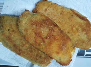 Una foto de Milanesas de berenjena 🍆