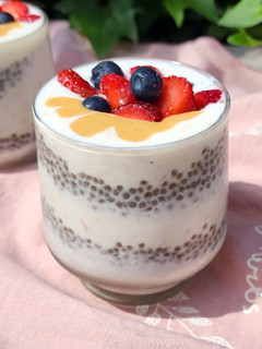 Una foto de 🫙🫐🍓Chía overnight pudding con avena, yogur, coco, fruta fresca y mantequilla de maní🍓🫐🫙