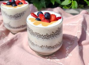 Una foto de 🫙🫐🍓Chía overnight pudding con avena, yogur, coco, fruta fresca y mantequilla de maní🍓🫐🫙