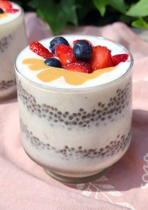 Una foto de 🫙🫐🍓Chía overnight pudding con avena, yogur, coco, fruta fresca y mantequilla de maní🍓🫐🫙