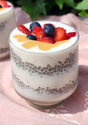 Una foto de 🫙🫐🍓Chía overnight pudding con avena, yogur, coco, fruta fresca y mantequilla de maní🍓🫐🫙