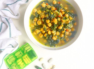 Foto di Zuppa di ceci e spinaci con curcuma