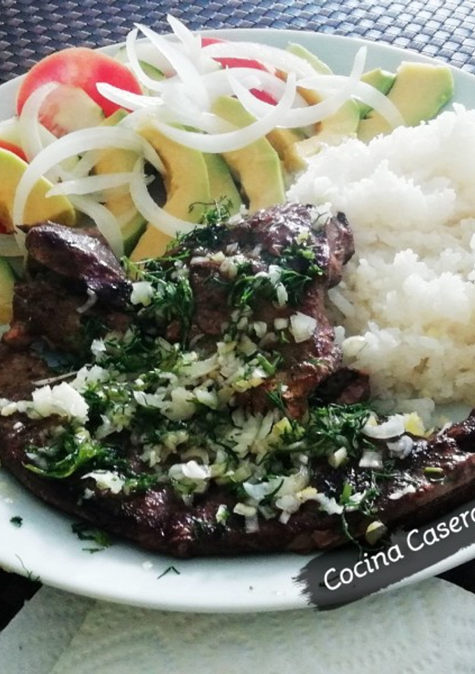 Una foto de Hígado 🐄encebollado a la Colombiana 🇨🇴