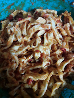 Una foto de Fideos tipo caseroscinta ancha con salsa
