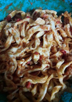 Una foto de Fideos tipo caseroscinta ancha con salsa