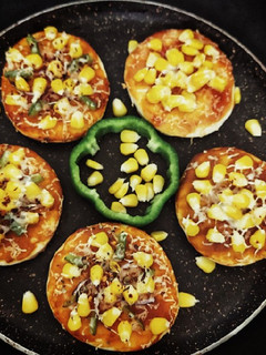 மினி,தவா பிட்சா for kids(mini tawa pizza recipe in tamil) செய்முறை முக்கிய புகைப்படம்