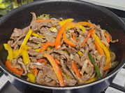 Una foto de bistec de res con pimiento