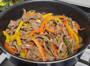 Una foto de Fajitas de res y pimientos