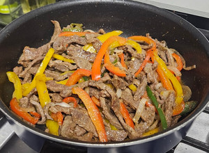 Una foto de Fajitas de res y pimientos