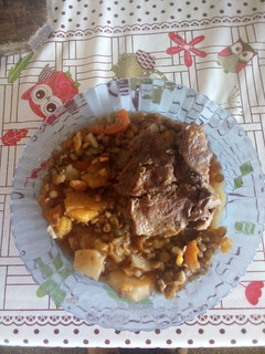 Una foto de Estofado de chuletas y lentejas