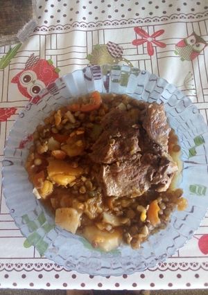 Una foto de Estofado de chuletas y lentejas