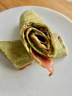 Una foto de Wrap de espinacas con jamón ibérico y guacamole