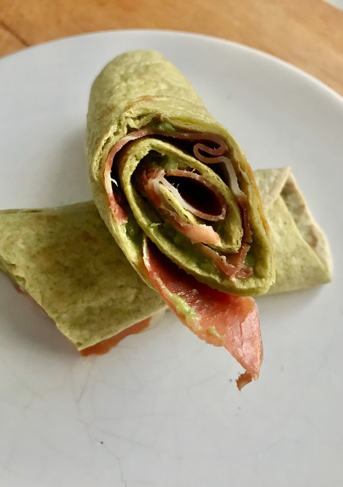 Una foto de Wrap de espinacas con jamón ibérico y guacamole