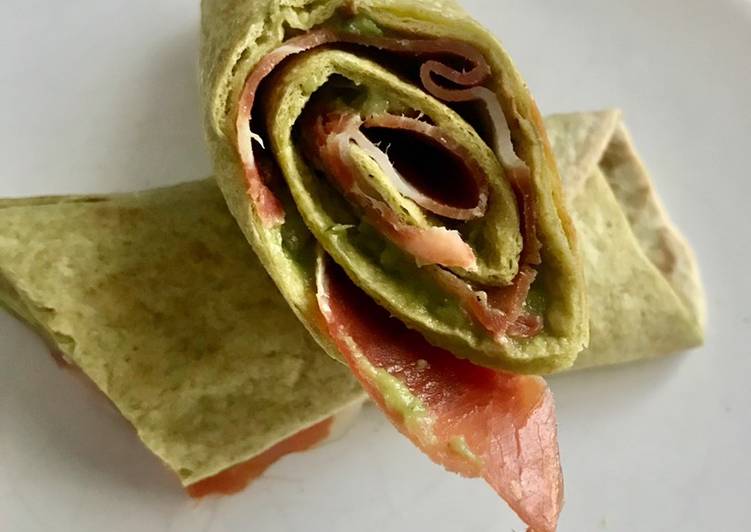 Wrap de espinacas con jamón ibérico y guacamole