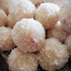 A picture of Coconut Laddoo (Stevia Version).