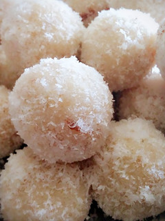 A picture of Coconut Laddoo (Stevia Version).