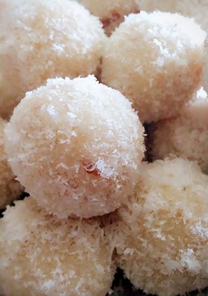 A picture of Coconut Laddoo (Stevia Version).