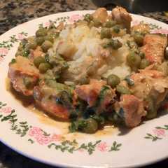 A picture of Pollo al pimentón con salsa cremosa de verdeo y arvejas y arroz.