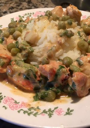 Una foto de Pollo al pimentón con salsa cremosa de verdeo y arvejas y arroz