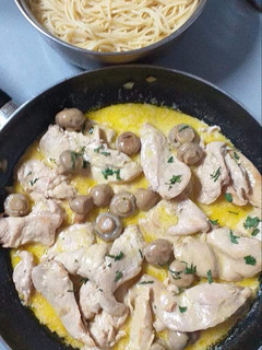 Foto de Bifinhos de frango com cogumelos e acompanhamento esparguete