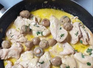 Foto de Bifinhos de frango com cogumelos e acompanhamento esparguete