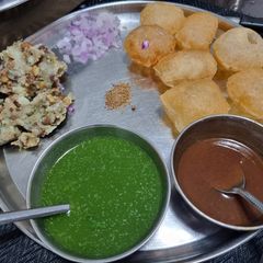 A picture of Panipuri nu pani and chana bataka.