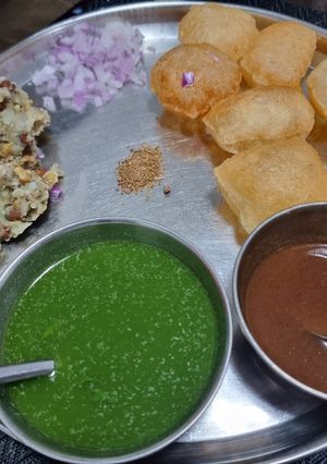 A picture of Panipuri nu pani and chana bataka.