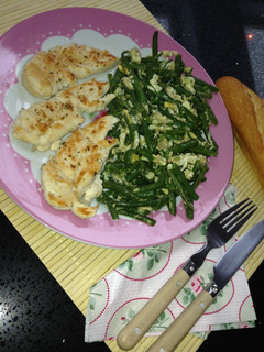 Una foto de 🌿Pechuga de pollo a la plancha con revuelto de judías 🌿