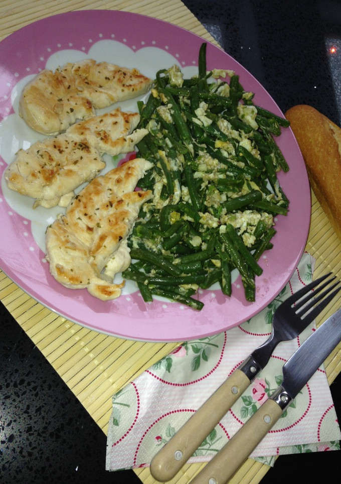 Una foto de 🌿Pechuga de pollo a la plancha con revuelto de  judías 🌿
