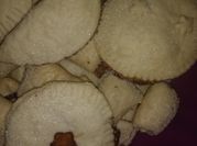 Una foto de empanadas dulces con cerveza