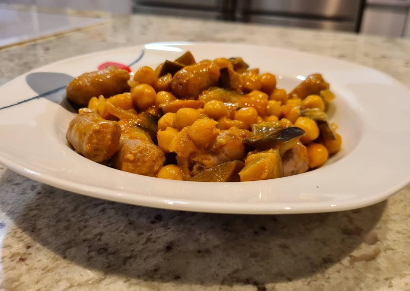 Garbanzos con salchichas y berenjenas