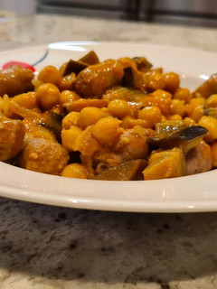 Una foto de Garbanzos con salchichas y berenjenas