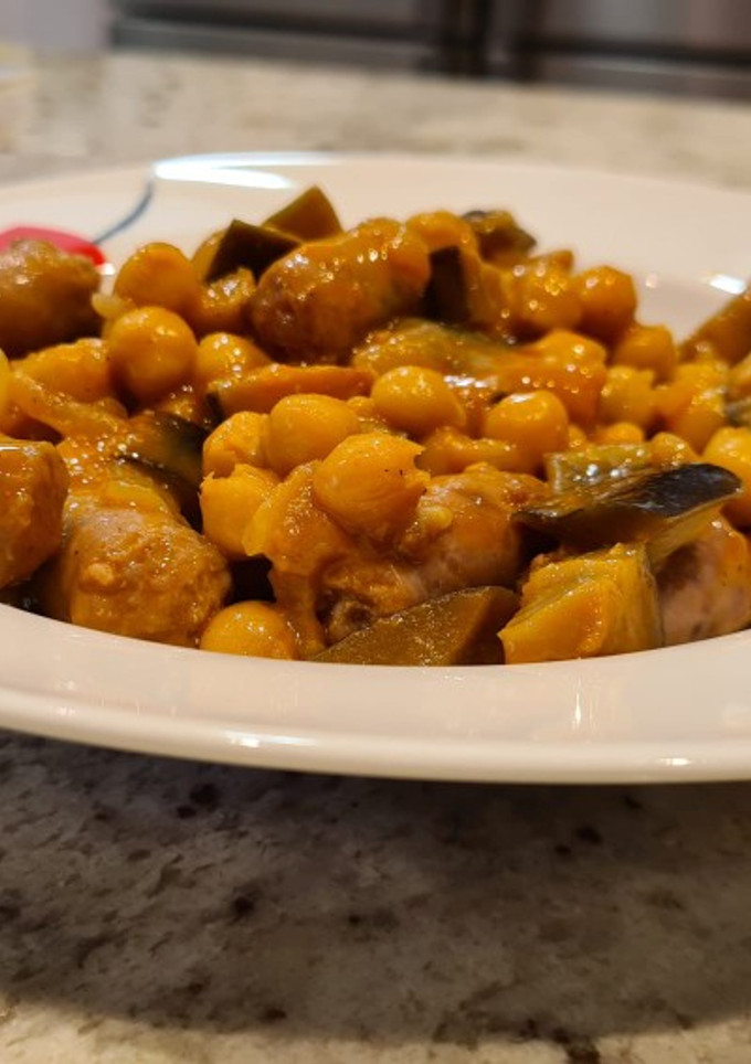 Una foto de Garbanzos con salchichas y berenjenas