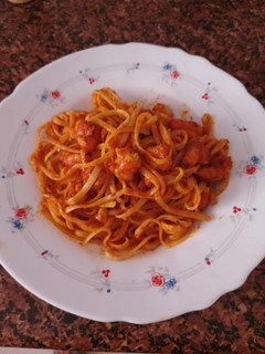 Una foto de Tallarines con Tomate y Gambones
