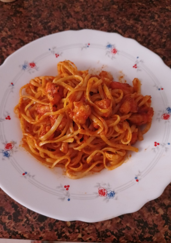 Una foto de Tallarines con Tomate y Gambones