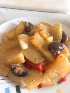 Una foto de Patatas al horno con champiñones🥔